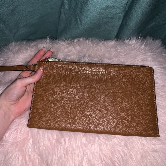 Michael Kors Jet Set Large Leather Zip Clutch - Picture 2 of 5